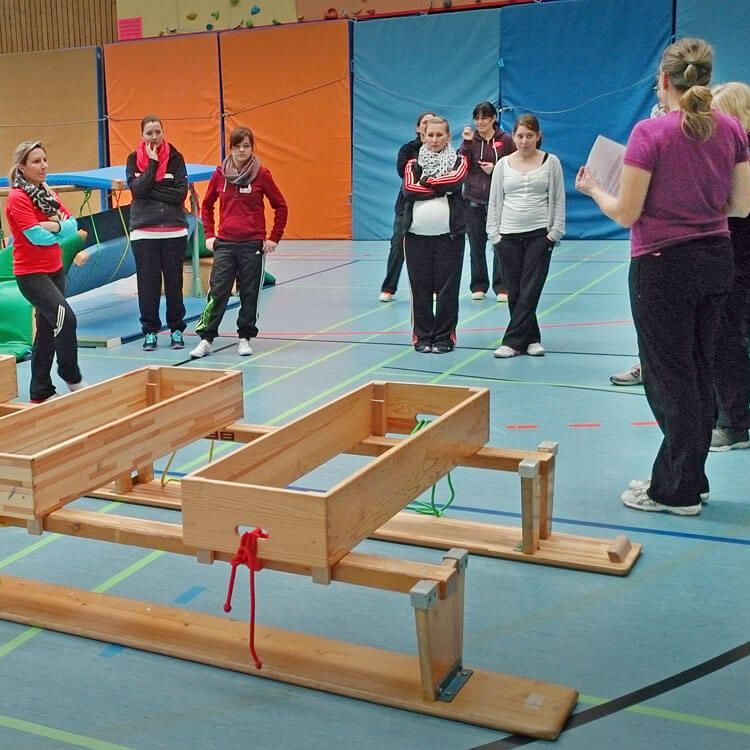 Kinder beim Turnen